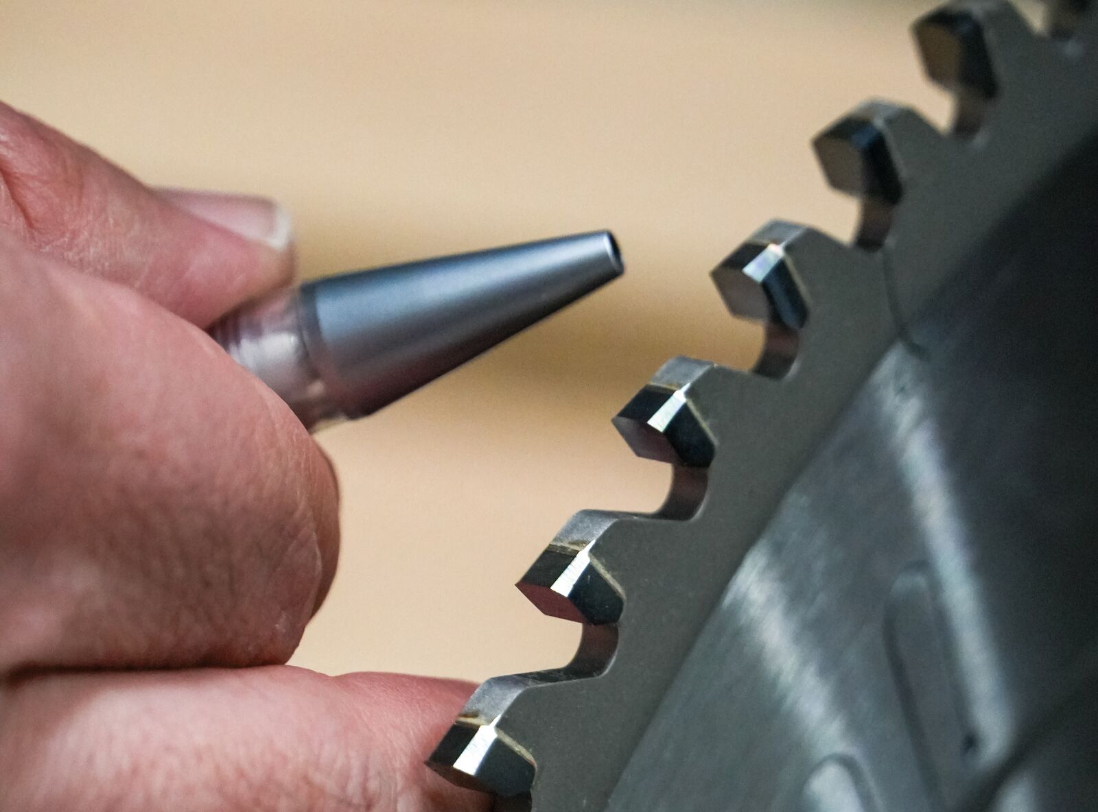 A champion for single panels and packages up to a cutting height of 80 millimeters: The carbide-tipped Q-Cut G6 saw blade from LEUCO offers excellent cutting quality and long tool life thanks to its low vibration and special tooth geometry with two leading and four finishing teeth.