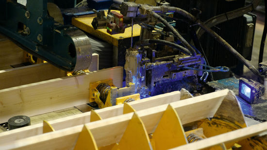 Dzięki geometrii „skrojonej na miarę” firma LEUCO była w stanie poprawić jakość połączeń na miniwczepy i wydłużyć żywotność narzędzi w przelotowej maszynie do obróbki miniwczepów w firmie best wood Schneider.