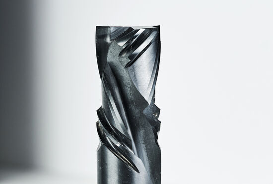 The name "Trio" describes the new technology with three different shear angles on the same cutting circle. The precision and power of the Trio is impressive: a cutter providing 3 mm stock removal from 19 mm magnetic bond board had not yet reached the end of its service life after more than 2,500 running meters of use.