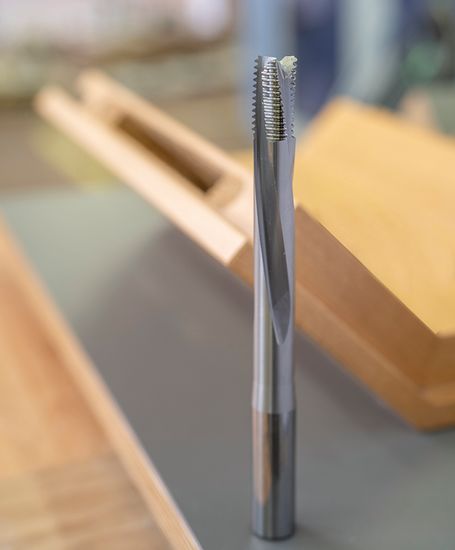 Frez Ø16 x 25/115/175 x Ø16, Z=3, uzupełnia asortyment kieszeni pod zamek VHW LEUCO i jest dostępny z magazynu pod nr. ident. 186763.