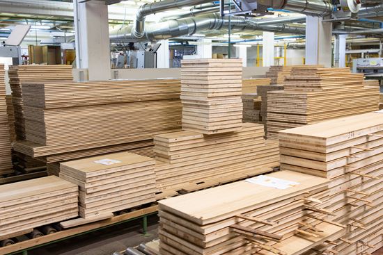 Voglauer 的生产日常包括了小批量加工不同材质与厚度的材料。使用 LEUCO p-System ，即使是带有外悬贴面的木皮面板也可以在进料设备和固定的机器里预铣和铣削。  