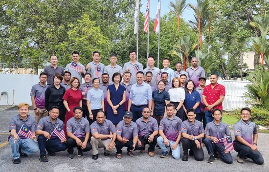 Greetings from Melaka: The LEUCO Malaysia team with its managing directors Ellen Teh (8th f. l.) and Mark Lim (10th f.l.)
