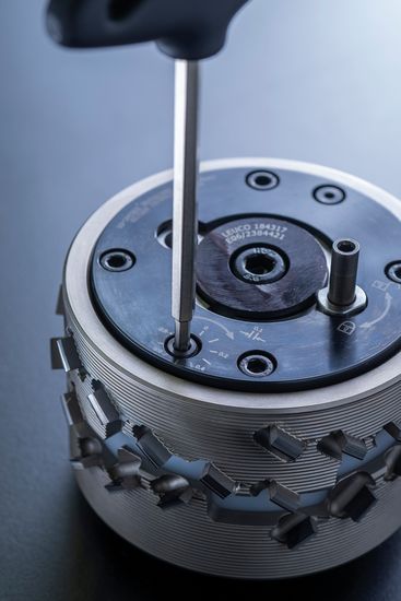 LEUCO 的这款可以同步调节的焊接刀值得所有加工近似高度的板材的工业厂房购买。图片里是 DIAREX airFace 型号。